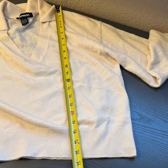 Express Women’s V-Neck Sweater in Cream - Picture 4 of 4